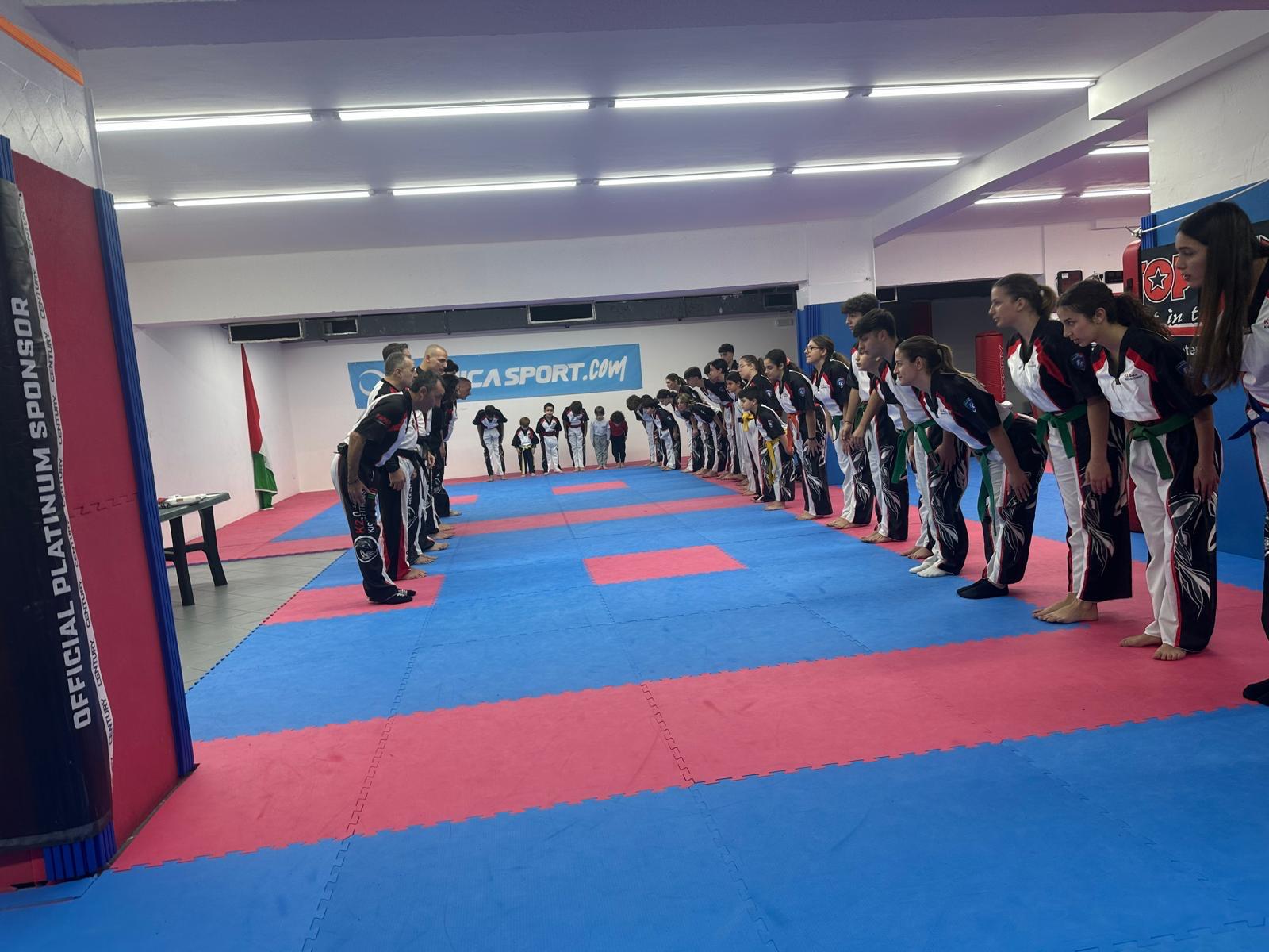 Il saluto degli atleti sul tatami della palestra K2.0 a Palermo